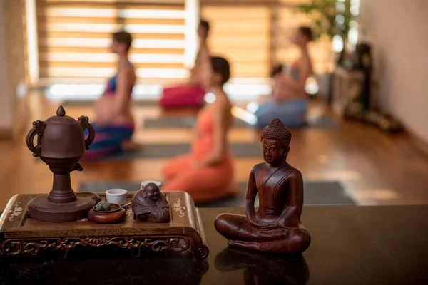 Dames nuttig yoga doen ontspannen — Stockfoto