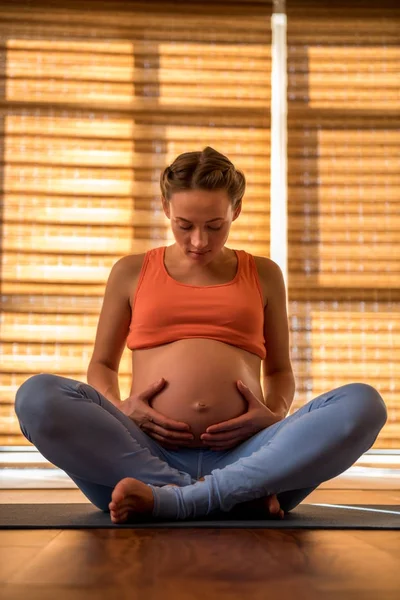 Koncentrerad impregnate lady på mat — Stockfoto