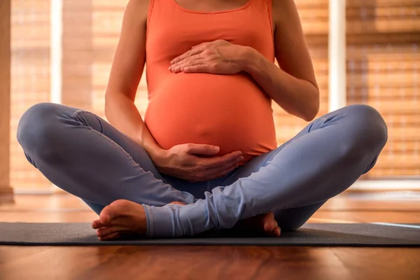 Jeune femme grande avec enfant — Photo