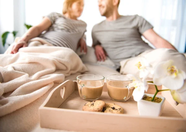 浪漫早餐在床为孕妇 — 图库照片