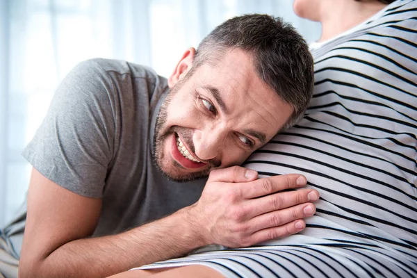 Joyeux futur père touchant le ventre de la femme enceinte — Photo