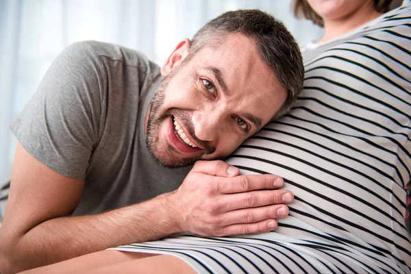 Мужчина разговаривал со своим нерожденным ребенком — стоковое фото