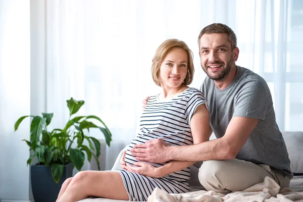 Vrolijke man is blij om de zwangerschap van zijn vrouw — Stockfoto