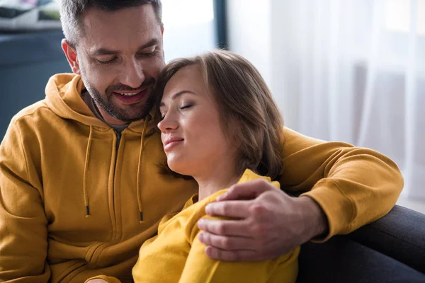 Aanhankelijk man en vrouw ontspannen in woonkamer — Stockfoto