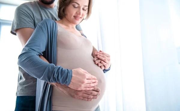 Marido tocando barriga de mulher grávida — Fotografia de Stock