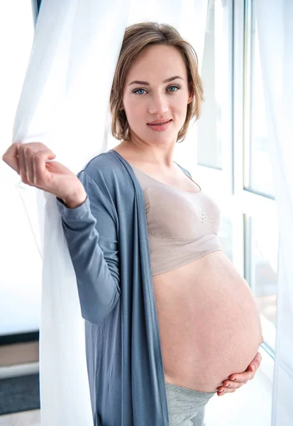 官能的な妊娠中の女性の胎児を期待して — ストック写真