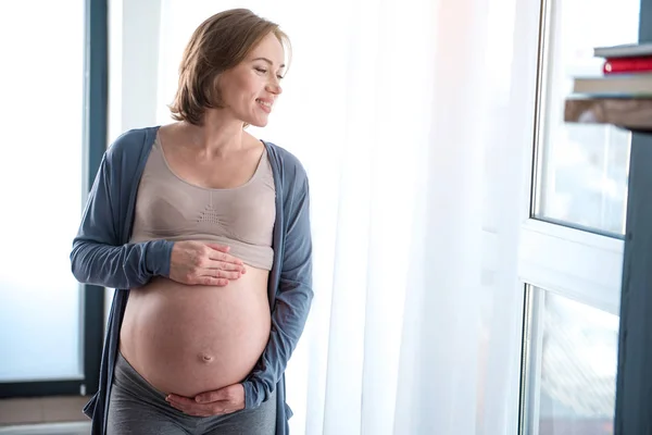 Vidám terhes nő várja otthon — Stock Fotó