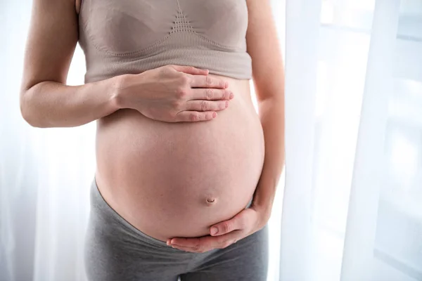 Gravid kvinna röra hennes stora mage — Stockfoto