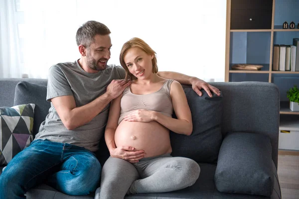 Blij getrouwd paar verwachten voor hun ongeboren kind — Stockfoto