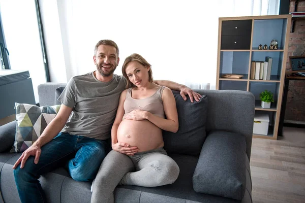 Gelukkig man knuffelen zijn zwangere vrouw — Stockfoto