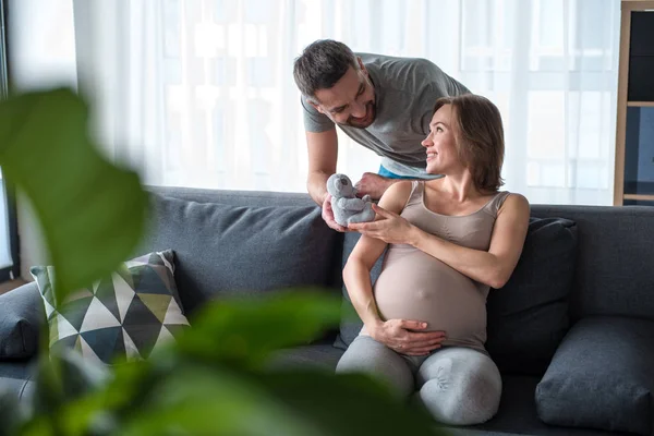 Fröhliches Ehepaar erwartet sein ungeborenes Kind — Stockfoto