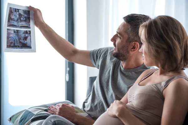 Boldog családi megfigyelő ultrahang fotó baba — Stock Fotó