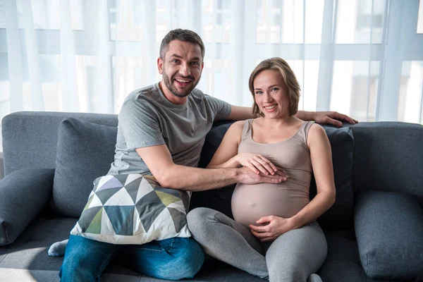 Familie verwachten baby snel opgewonden — Stockfoto