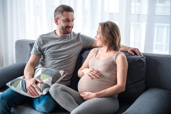 Joyful liefdevolle paar in afwachting van het nieuwe leven — Stockfoto