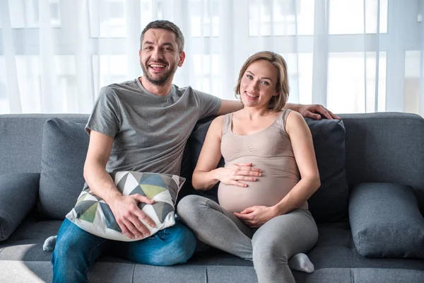 Happy getrouwd paar verwacht voor kind — Stockfoto