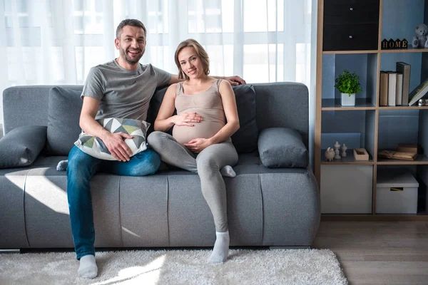 Vrolijke man en vrouw zijn wachten op baby — Stockfoto