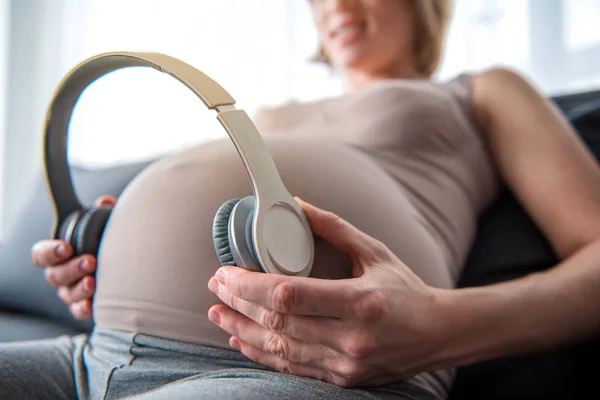 Весела вагітна жінка визнає свою дитину новими звуками — стокове фото