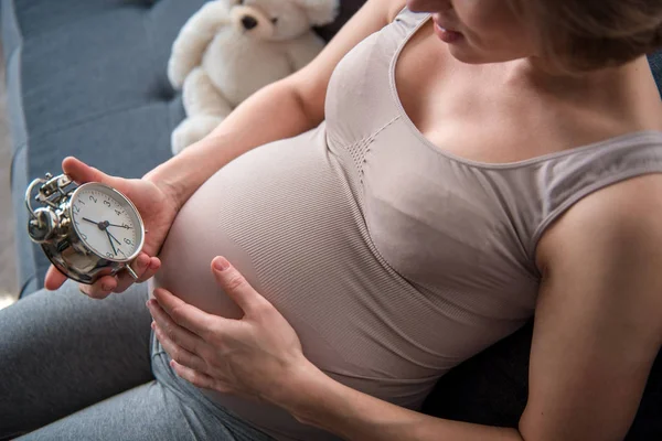 A baba vár nyugodt terhes nő — Stock Fotó
