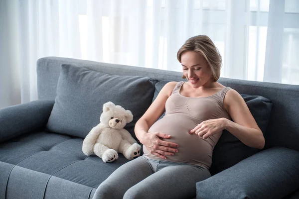 Neşeli bekleyen anne evde eğlenmek — Stok fotoğraf