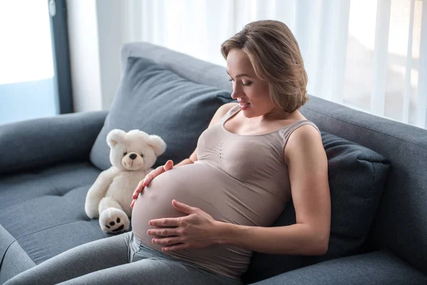 Щаслива вагітна жінка розмовляє з ненародженою дитиною — стокове фото