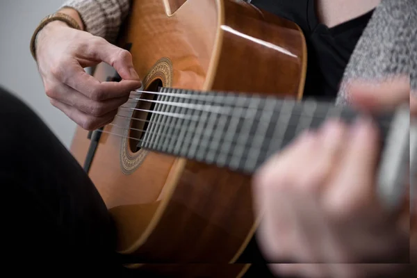 Giovane chitarrista toccando le corde per creare musica — Foto Stock