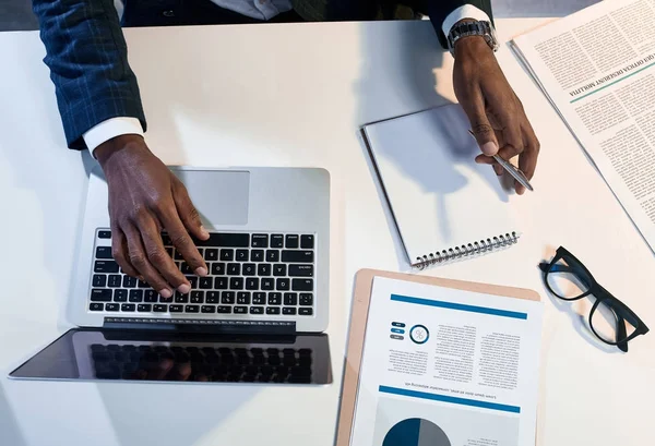 Profesional inteligente hombre de negocios está sentado en la mesa —  Fotos de Stock