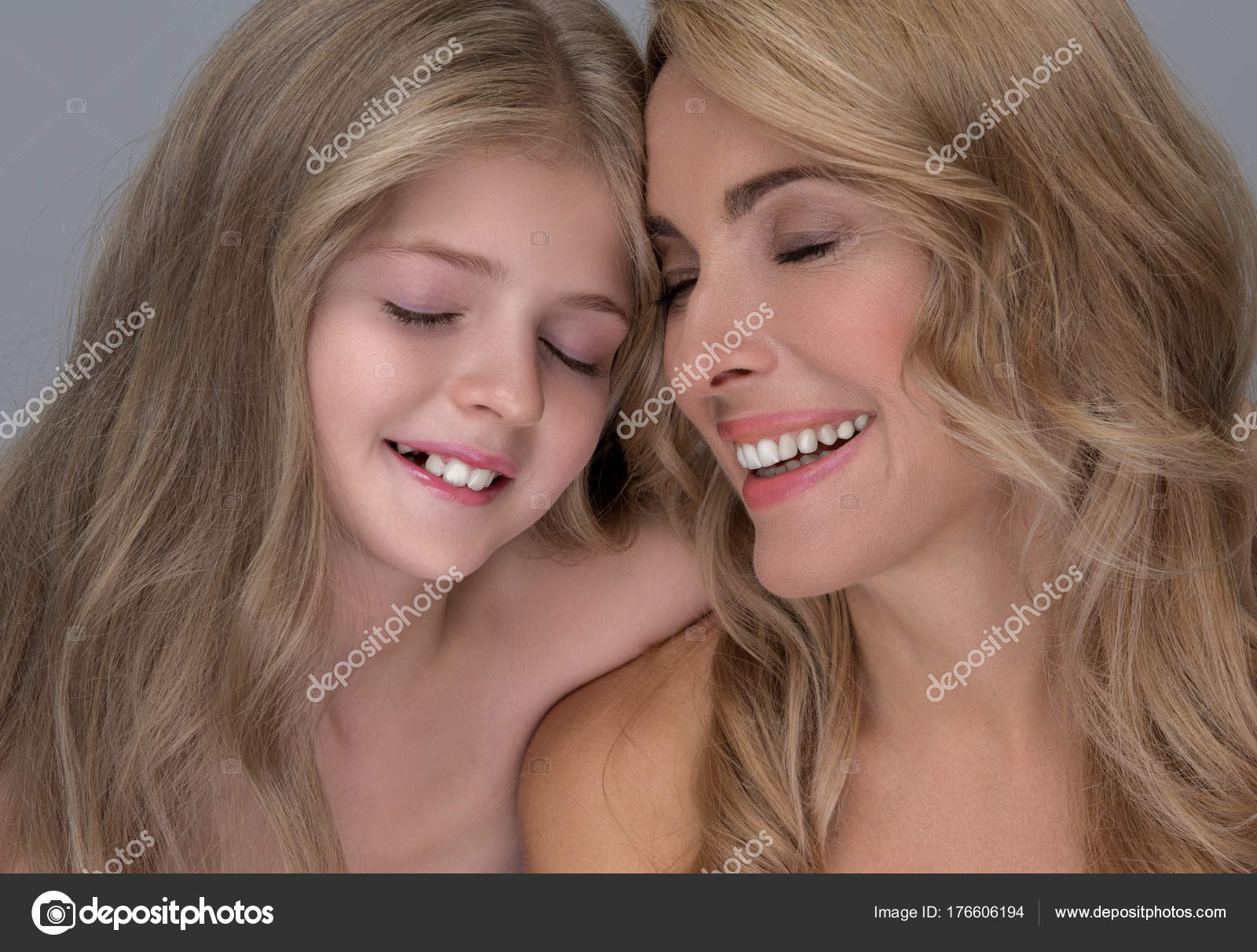 肯定的なかわいい女の子と彼女のお母さんが愛情 ストック写真 C Iakovenko123 肯定的なかわいい女の子と彼女のお母さんが愛情 ストック写真 C Iakovenko123