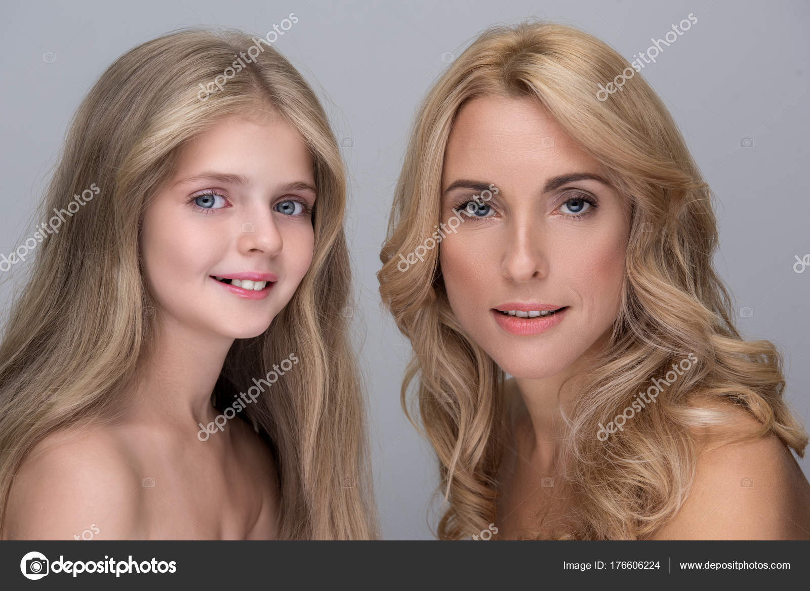 Happy woman and pretty girl are expressing contentment — Stock Photo