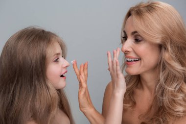 Yeni losyon test hoş kadın ve küçük kız