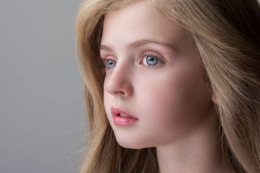 Güzel çocuk pensiveness ile poz