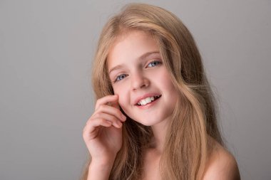 Mutlu sevimli çocuk teni keyif alıyor