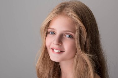 Şirin çocuk sevinç ifade