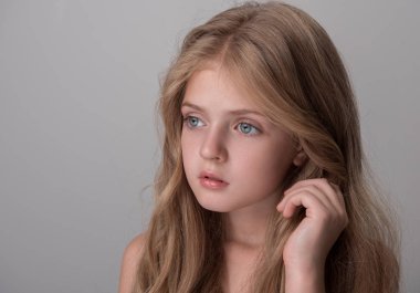 Dalgın tatlı çocuk hayal