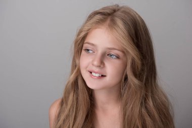 Pozitif güzel çocuk mutlu bir şekilde duruyor