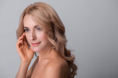 Esrarengiz muhteşem erkek ikindilerde poz