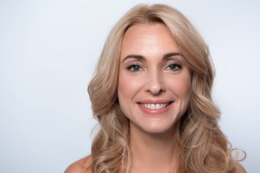 Duygu mutluluk iyimser orta yaşlı bir kadındır