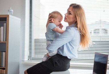 Ciddi Bayan düzenli çocuk silah tutmak