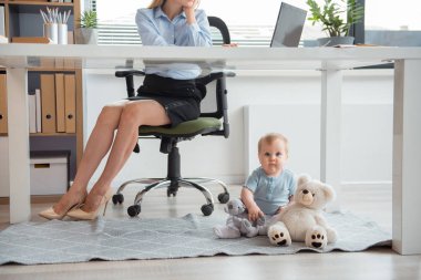 Bayan ve Office sakin çocuk gülümseyen