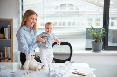 Gülümseyen çocuk kadın ofiste yakınındaki diyorum