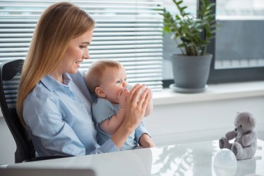 Mutlu anne sakin çocuğa iş Besleyici