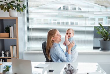 Neşeli anne mutlu bebek ile eğlenmek