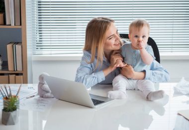 Neşeli anne bebek Office ile konuşma