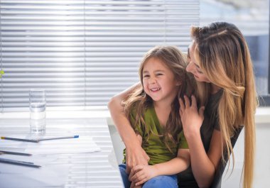 Neşeli anne çocuğunu sevgi ile sarılma