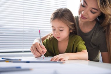 Mutlu anne çocuğuyla birlikte zaman harcamaktadır