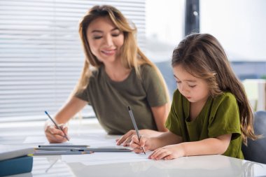 Neşeli Asyalı çocuk sanat kağıt üzerinde oluşturma