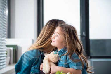 Neşeli anne çocuğunu kucaklayan