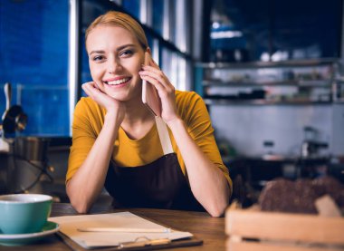 Mutlu barista telefonla söylüyorum