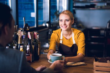 Neşeli garson Kupası almak ziyaretçi