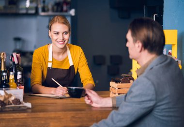 İstemci ile neşeli bir kadın