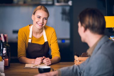 Mutlu barista ziyaretçi ile söylüyorum